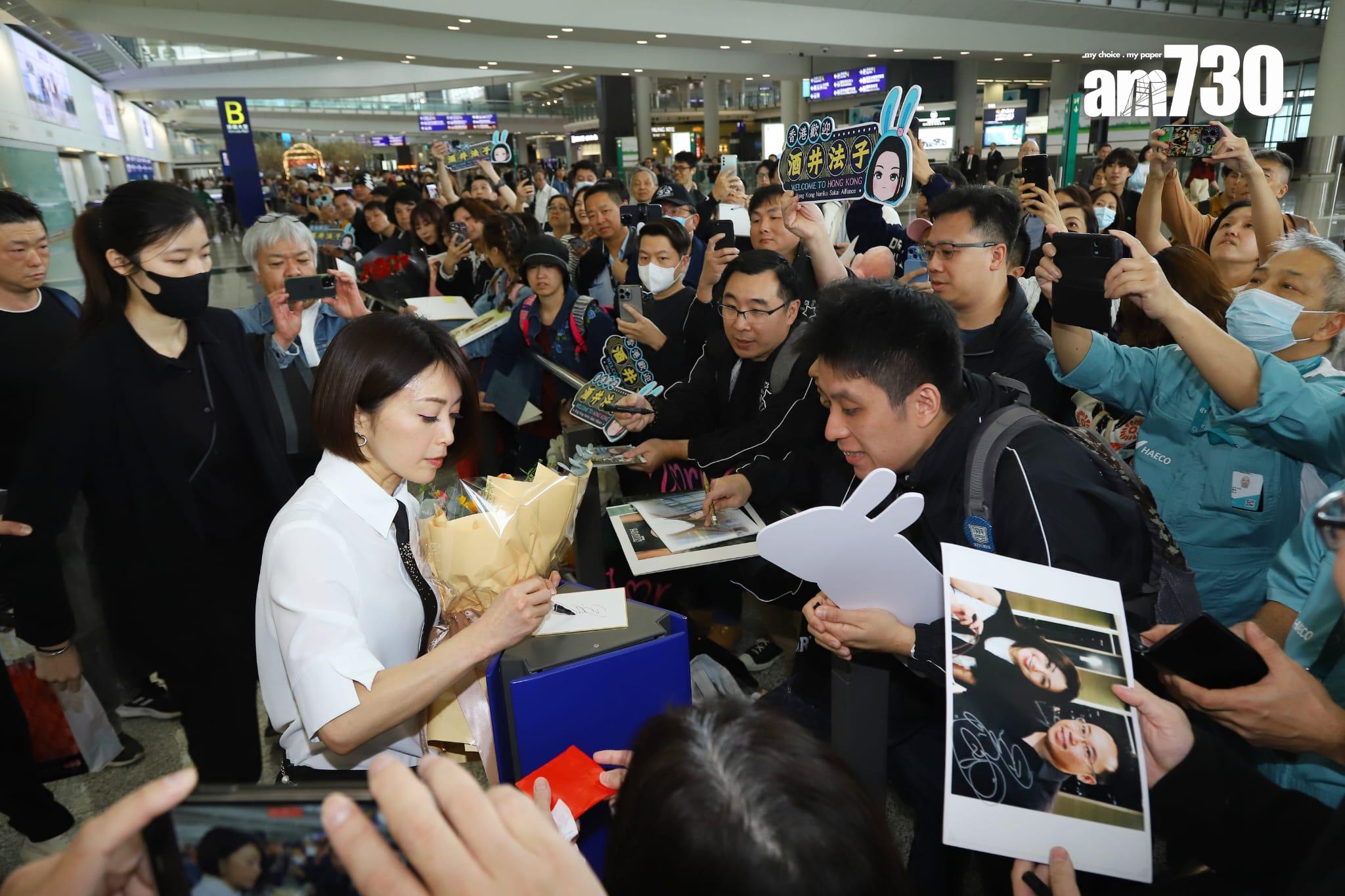 酒井法子主動走近粉絲收花,更逐一簽名任影唔嬲。 (羅錦鴻攝)