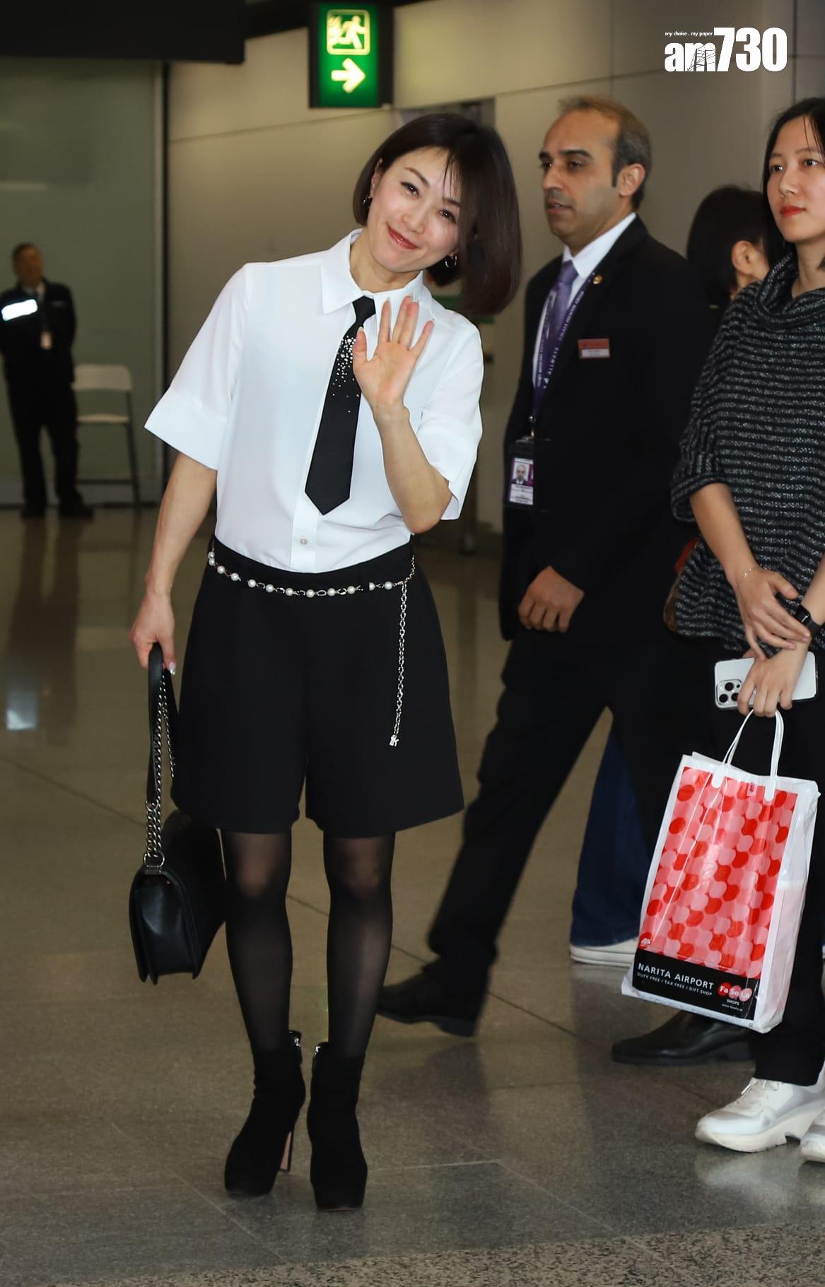 酒井法子今日穿上白恤衫襯黑色短褲及黑絲抵埗。 (羅錦鴻攝)