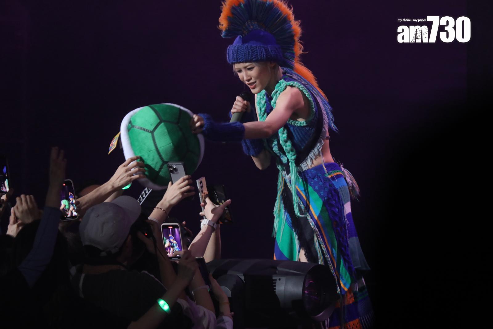 陳蕾走近兩旁觀眾度,收歌迷的禮物。(蘇文傑攝)