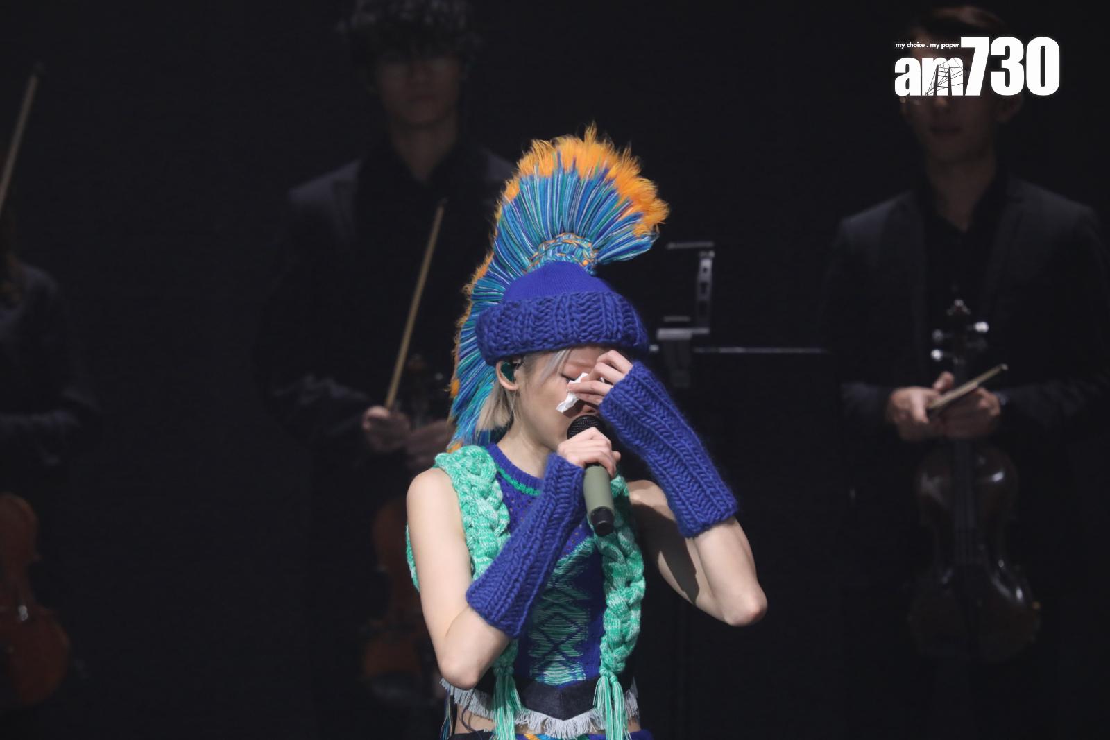 陳蕾於尾場演唱會感觸分享,哭成淚人。(蘇文傑攝)