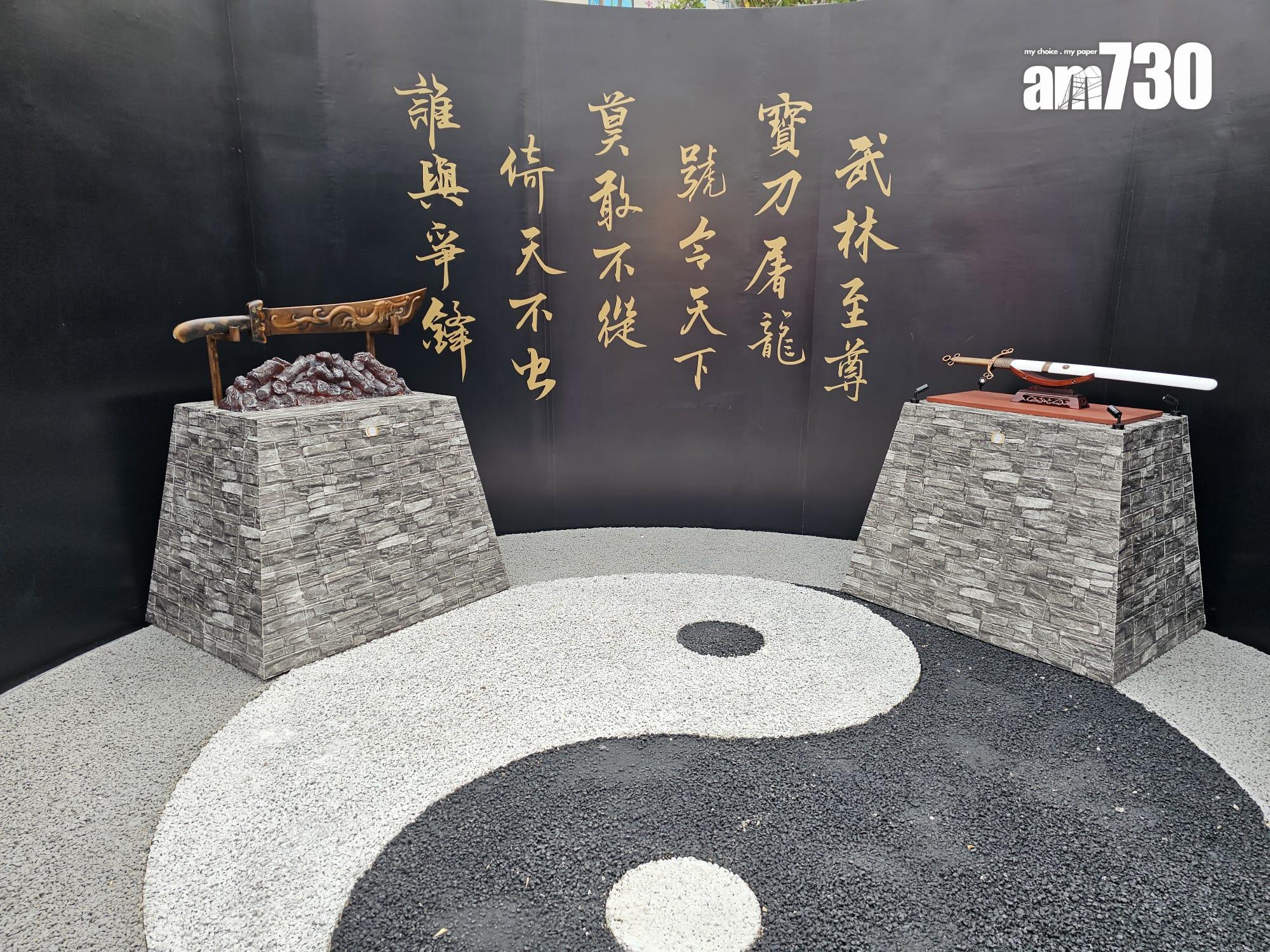 金庸百年誕辰展開幕 愛丁堡廣場展出10尊筆下武俠人物雕塑(本報記者攝)