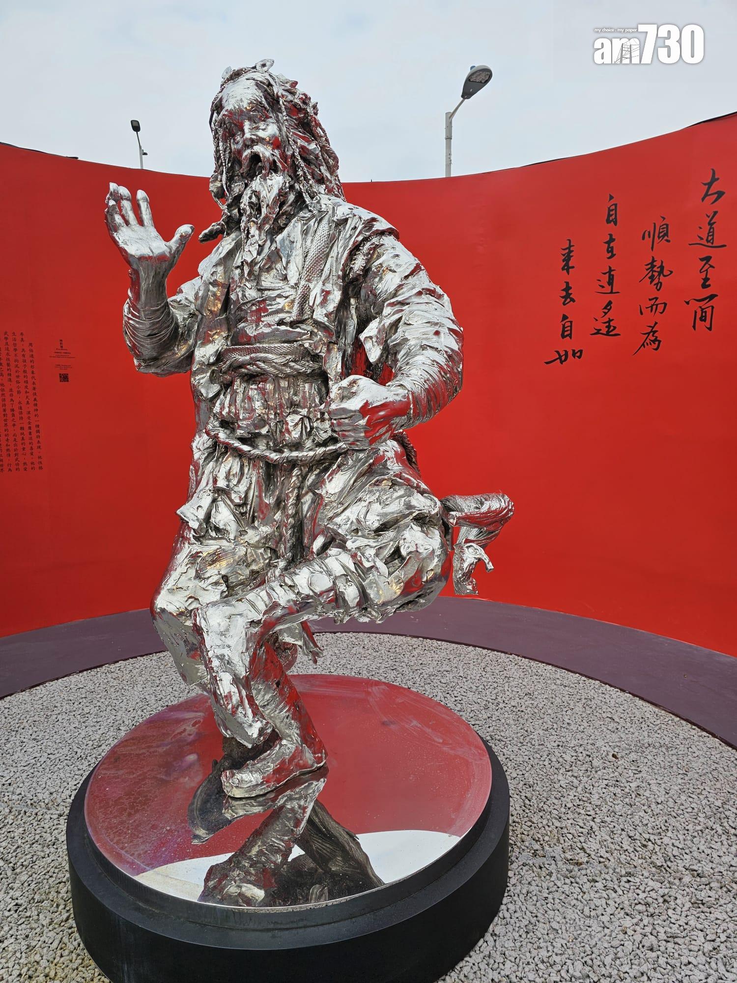 金庸百年誕辰展開幕 愛丁堡廣場展出10尊筆下武俠人物雕塑(本報記者攝)