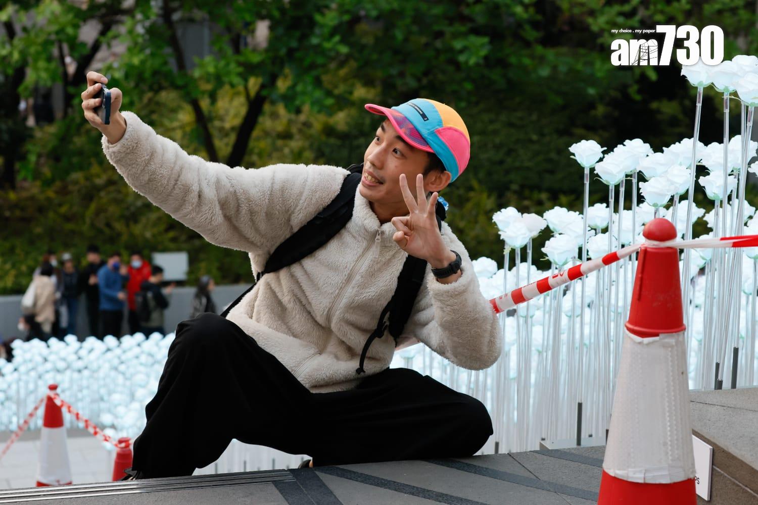 東九文化中心LED白花海造價50萬 網民:呢度係紀念邊位先人? (蘇文傑攝)