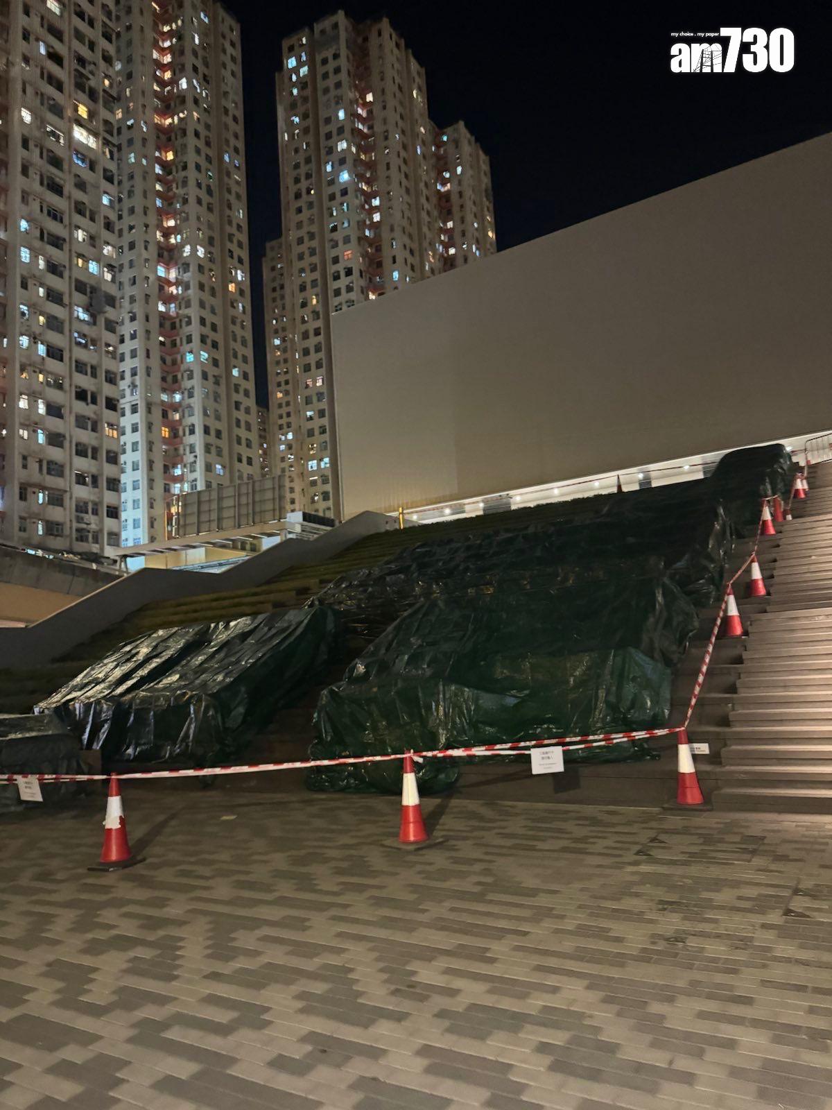 當局現時用黑色膠布覆蓋花海。