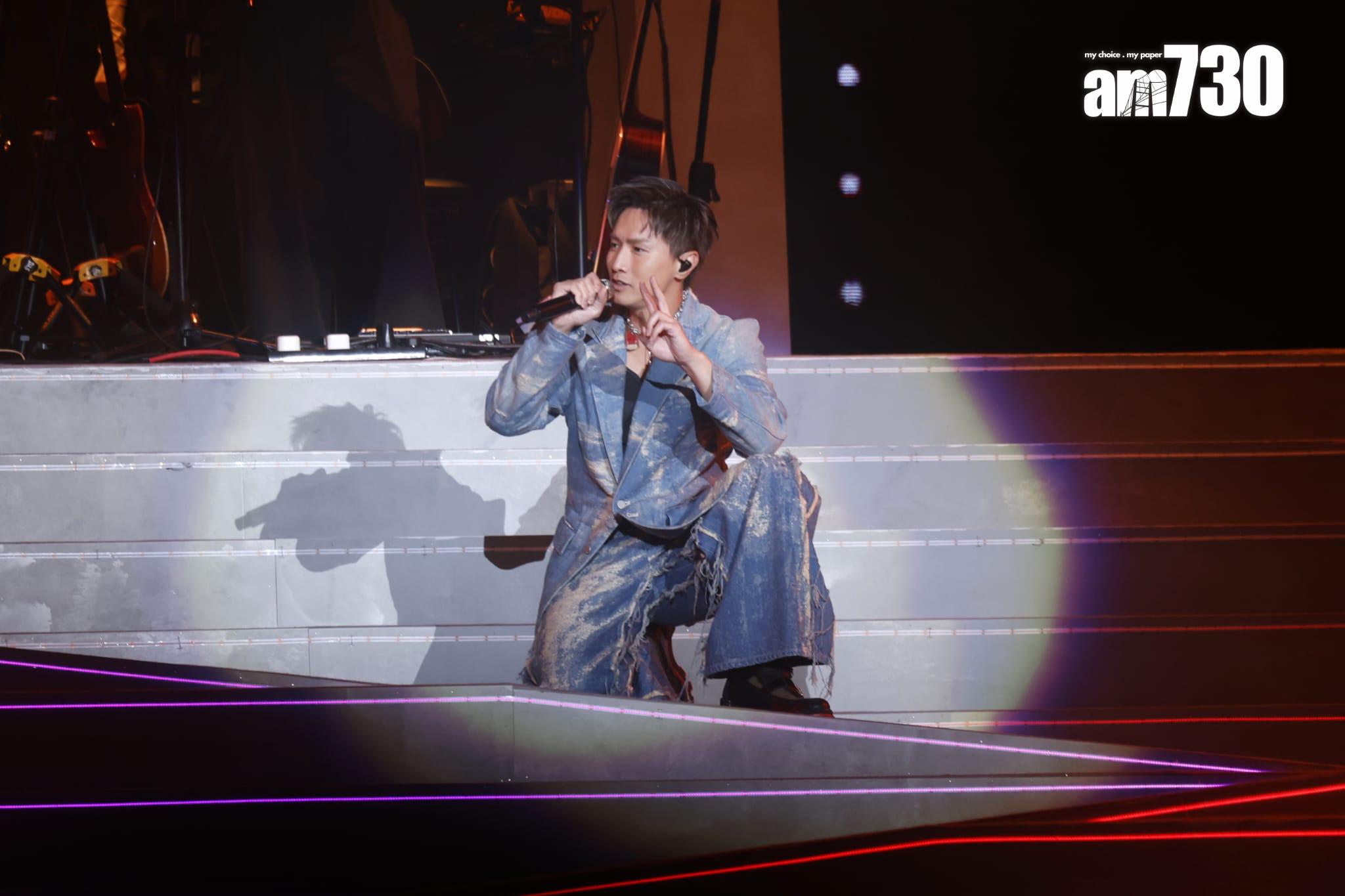 陳柏宇不慎跣腳跌倒,以V字手勢向Edward Chan報平安。(林俊源攝)