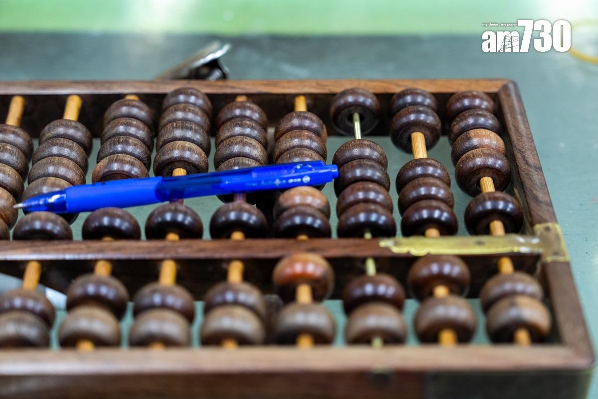 藥行仍然保留傳統算盤。(林靄怡攝)