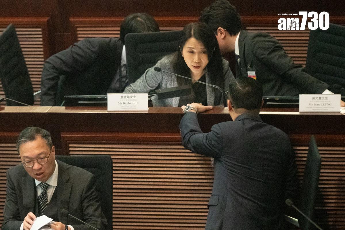 蕭敏鏇(後排中)強調訂立附屬法例協助執行主體法例做法常見。(資料圖片/林靄怡攝)