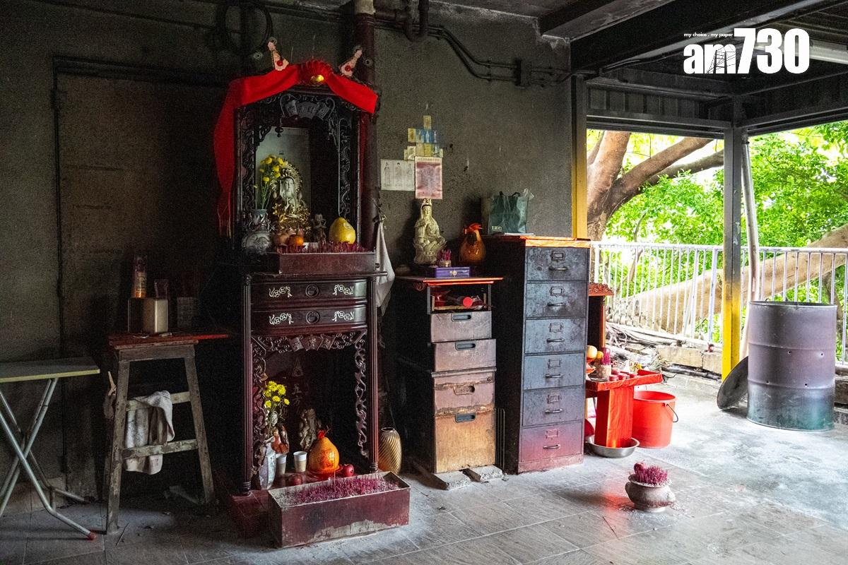 華昌樓住戶在平台置神枱,黃培烽說,當年的低成本設計造就居民「用自己方式生活」。(林靄怡攝)