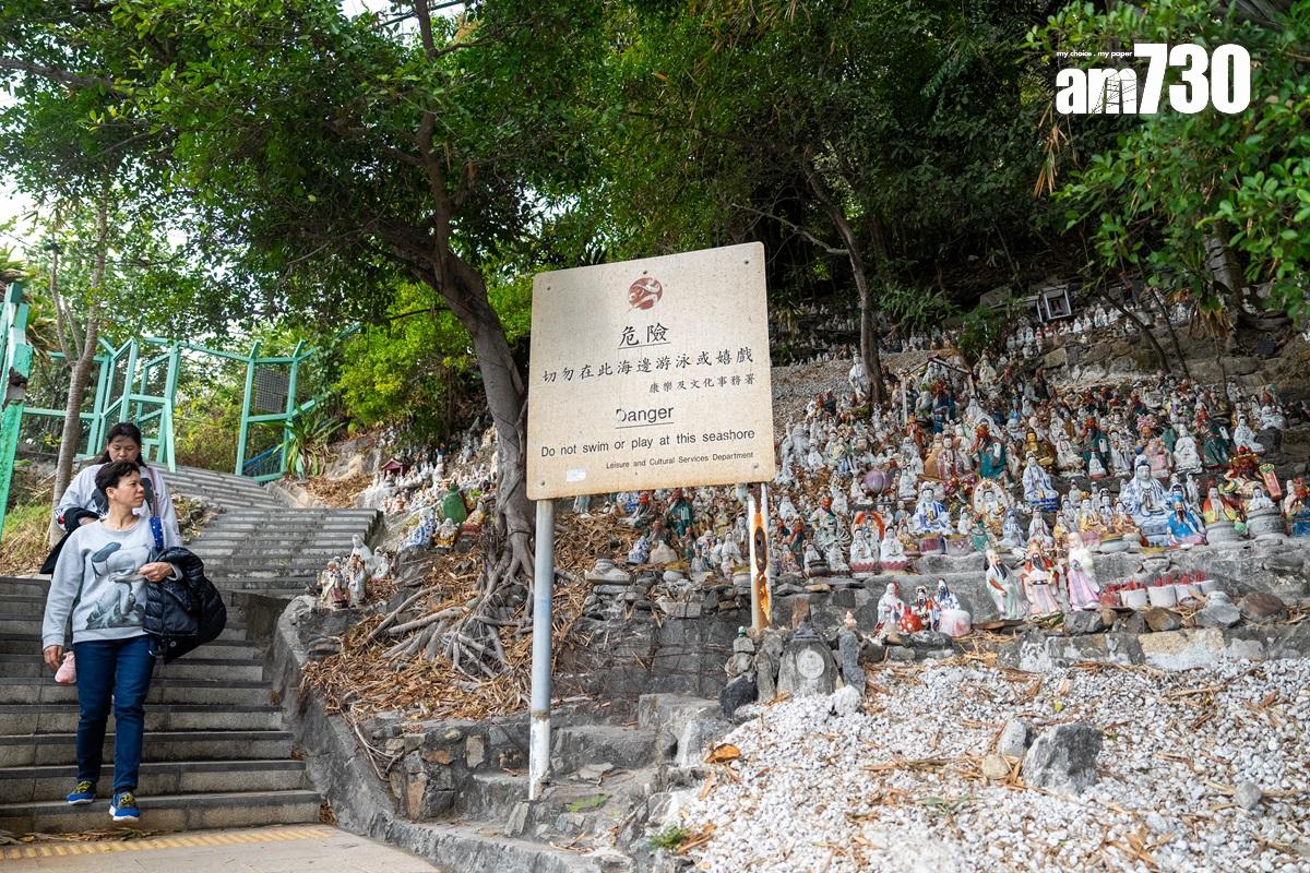 華富邨下的泳棚旁,有一個由居民自設的「神象山」,居民更自發建廟,但現時這些社區營造已成違規做法。(林靄怡攝)
