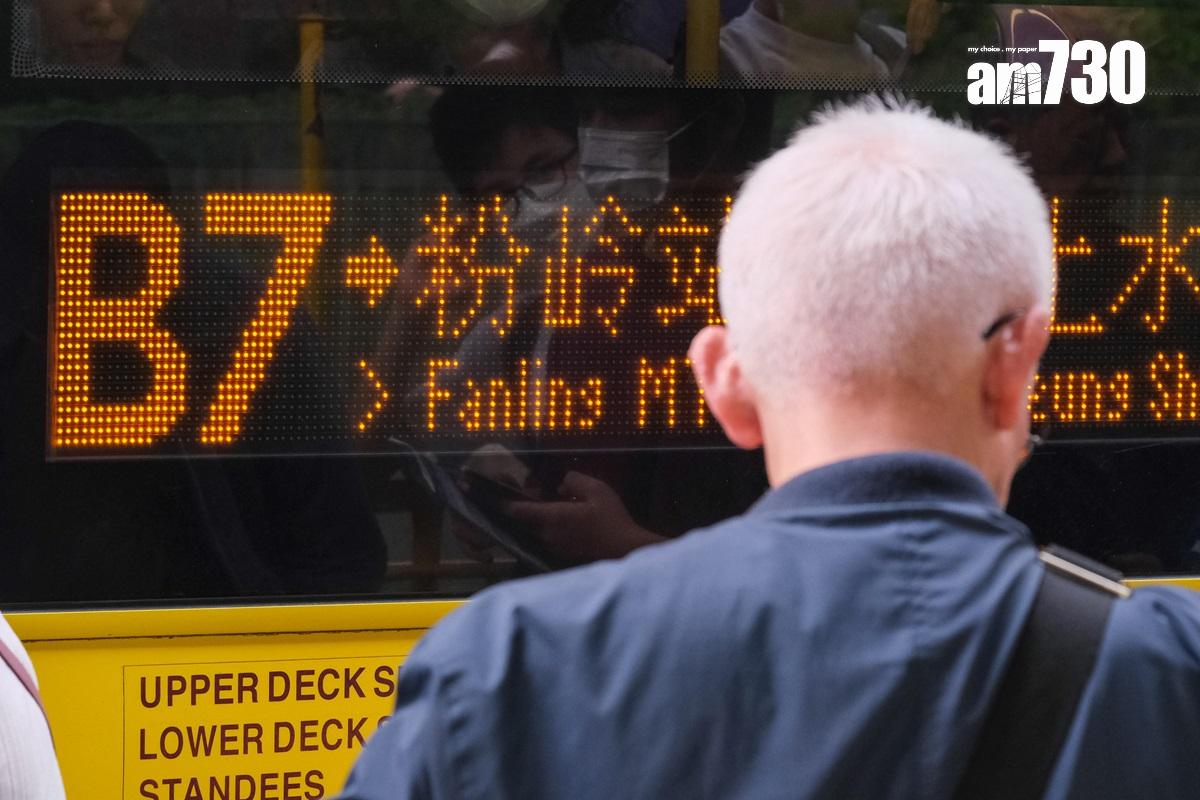 城巴近日在香園圍管制站的路線加入簡體字顯示。(《am730》記者攝)