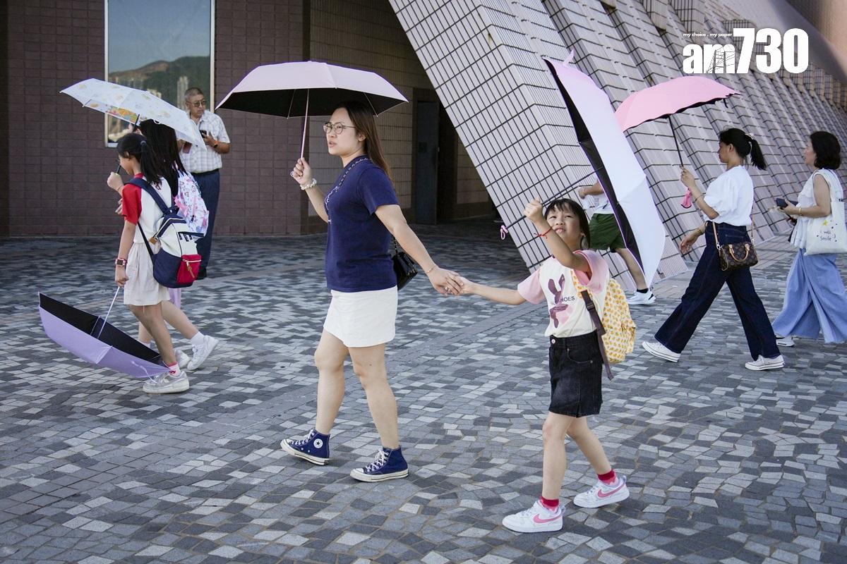 不少婦女要肩負起照顧家人的重任。(資料圖片)