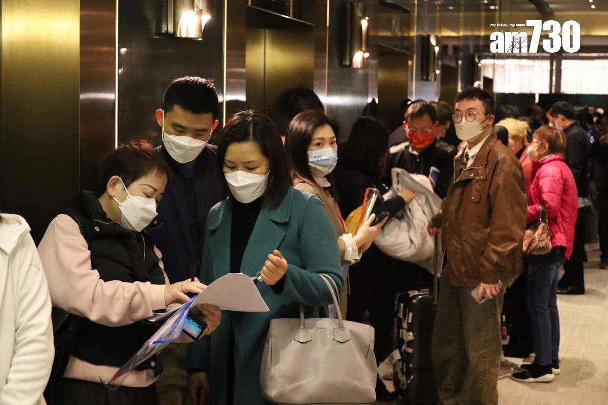 政府「撤辣」後市場買家反應熱烈。(鍾式明攝)