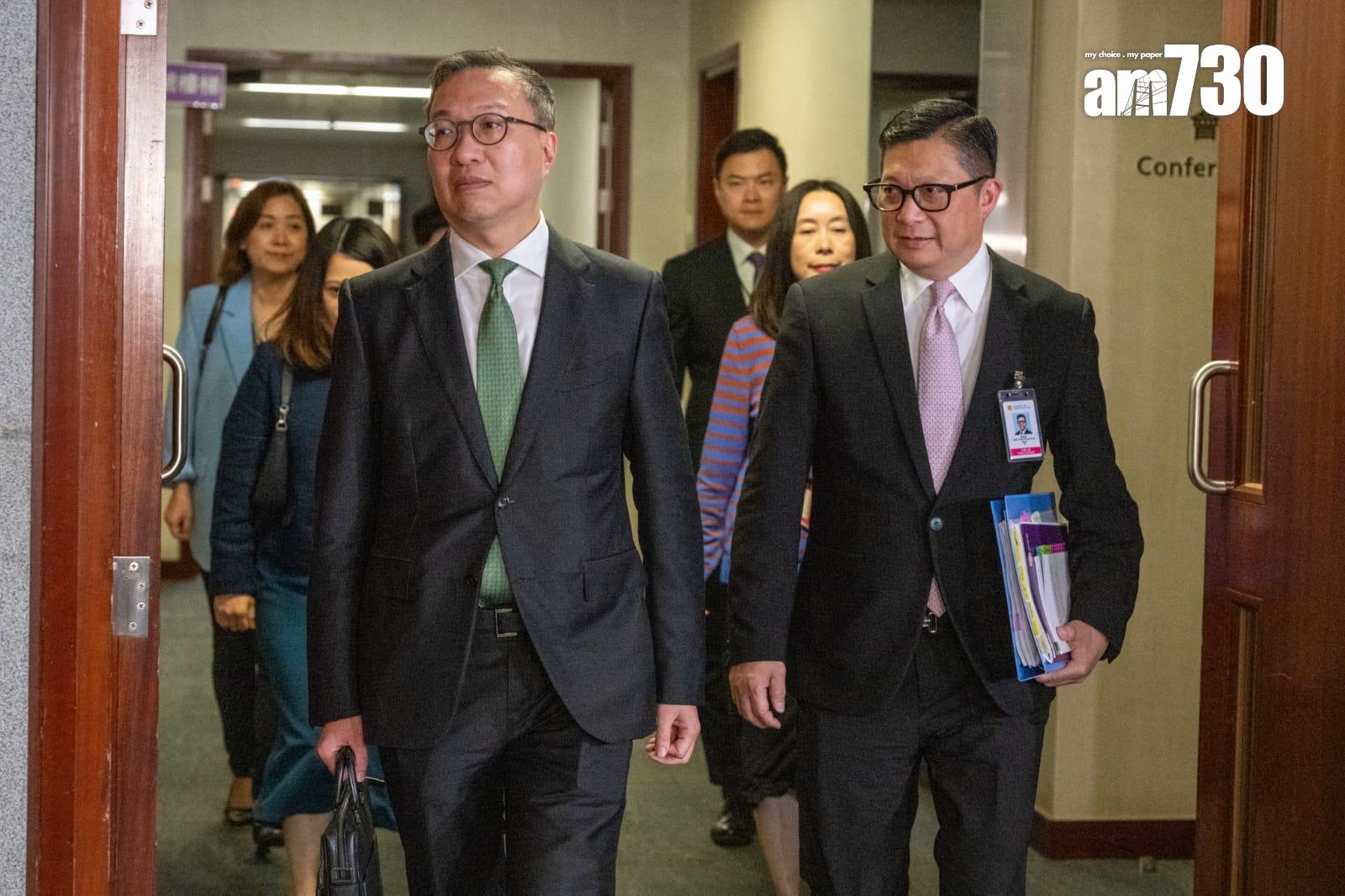 鄧炳強和林定國無回應是否在下周三立法會大會上首讀條例草案。(陳奕釗攝)