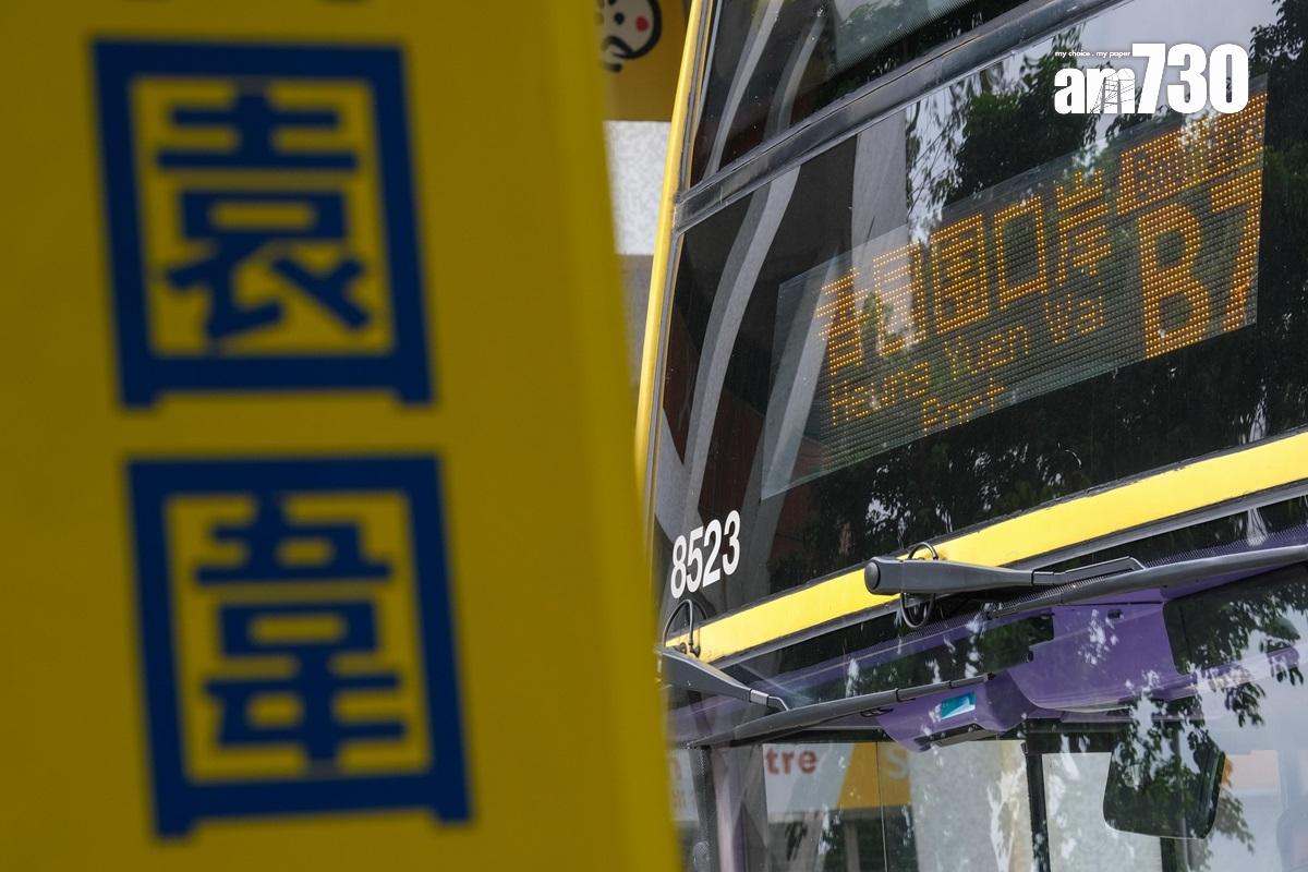 城巴近日在香園圍管制站的路線加入簡體字顯示。(《am730》記者攝)