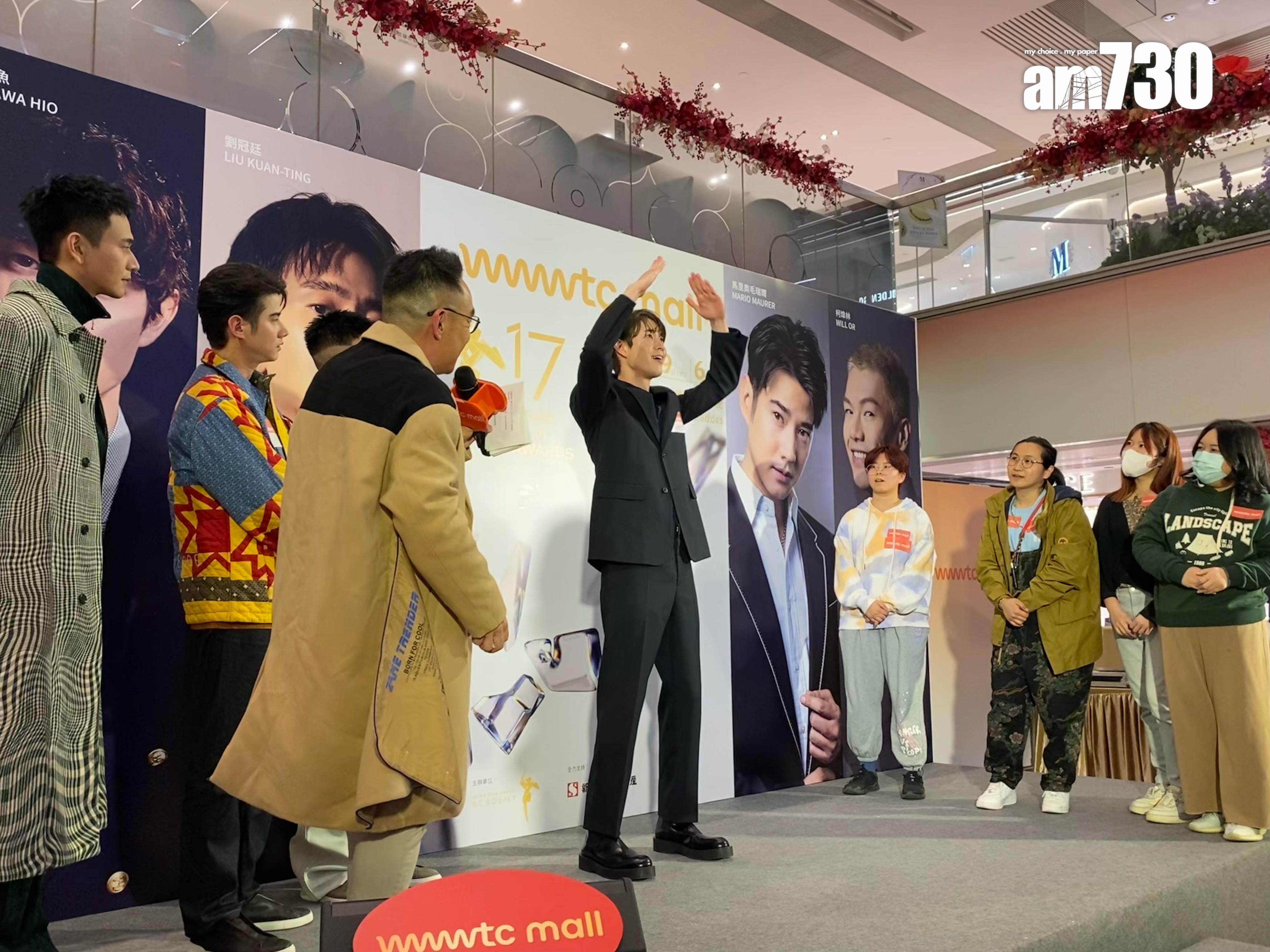 四地型男請幸運粉絲上台玩遊戲。