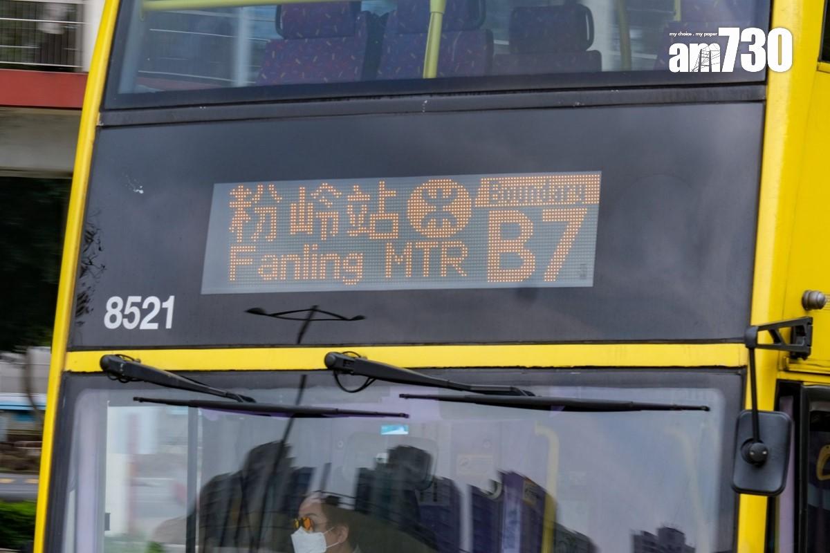 城巴近日在香園圍管制站的路線加入簡體字顯示。(《am730》記者攝)