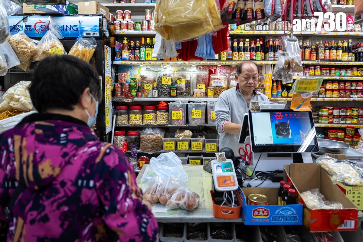 吳漢彬(右)表示,華富邨街市現變得十分冷清、商戶生意急挫。(林靄怡攝)