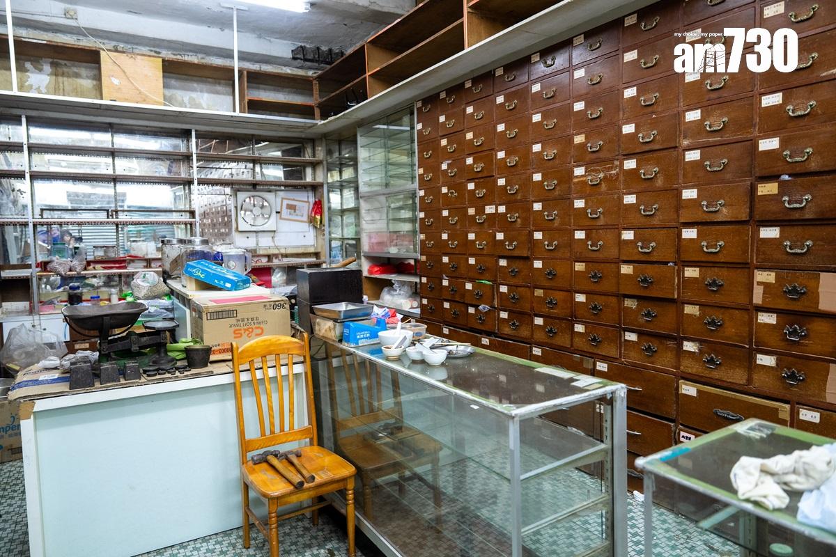 黃成堅最不捨得無法搬走的執藥百子櫃。(林靄怡攝)