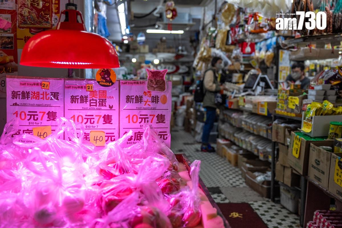 Dee哥經營的華富米行雜貨,店內仍保留舊有的裝潢。(林靄怡攝)