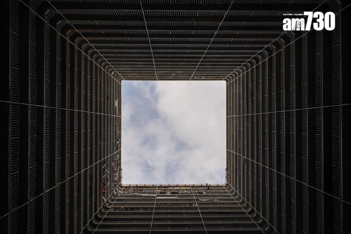 黃培烽表示,華富邨大廈採用雙塔式設計,街坊善用中庭位置令盂蘭勝會別具特色,「佢有少少似去到地獄底層,佢望唔到個天,好似同唔係喺現實世界嘅嘢相關到,因為佢個地方係同出面個世界斬開咗,佢個空間令到大家個感覺好強烈。」(資料圖片/林靄怡攝)