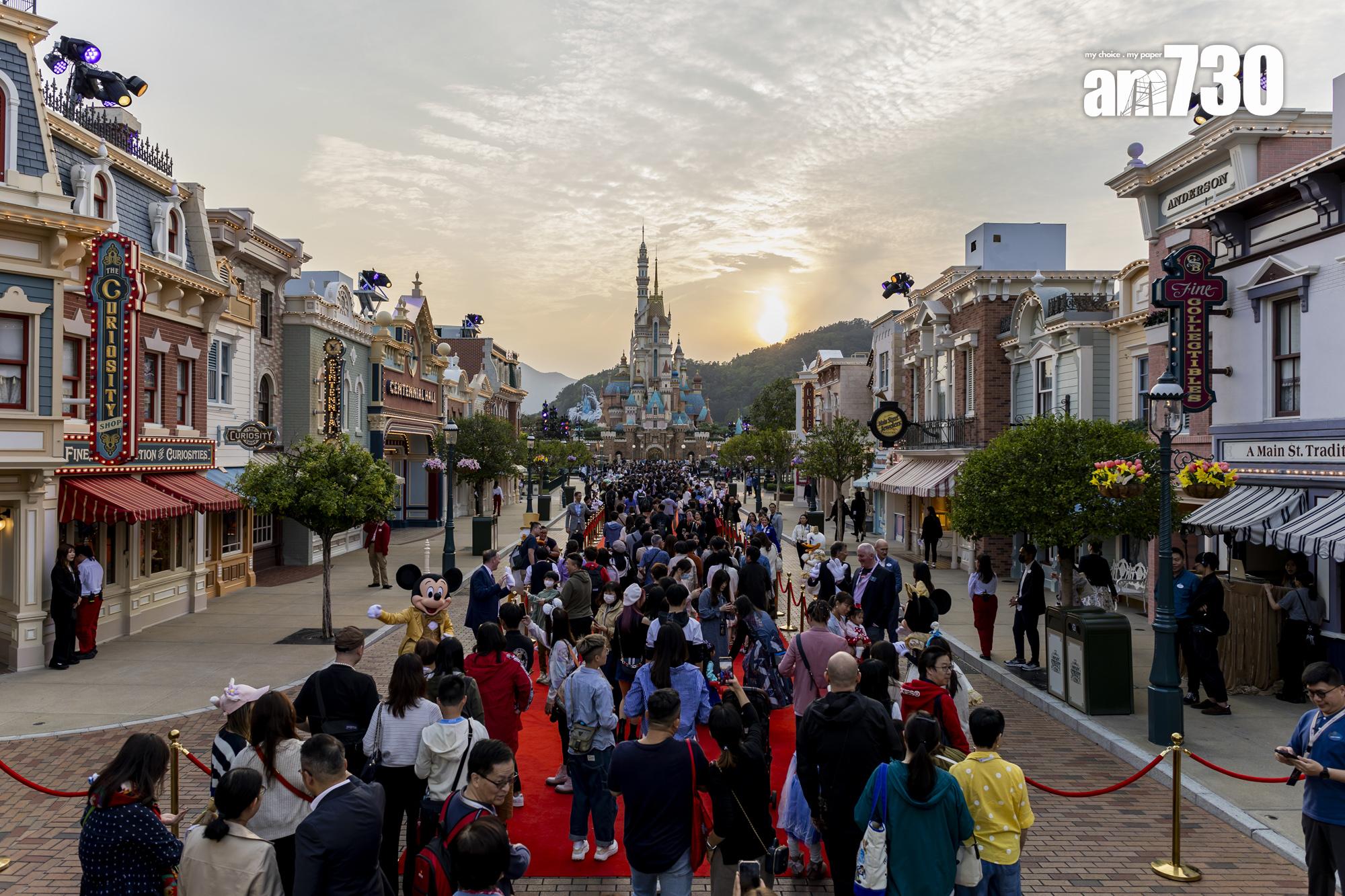 逾2,000名受邀出席的獲獎員工分批走紅地毯進場。