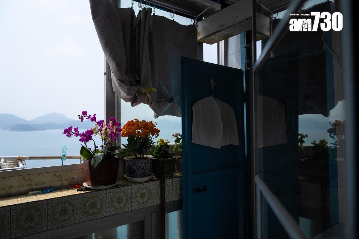 林婆婆自1968年起入住華富邨至今,其單位擁有開揚海景。(林靄怡攝)