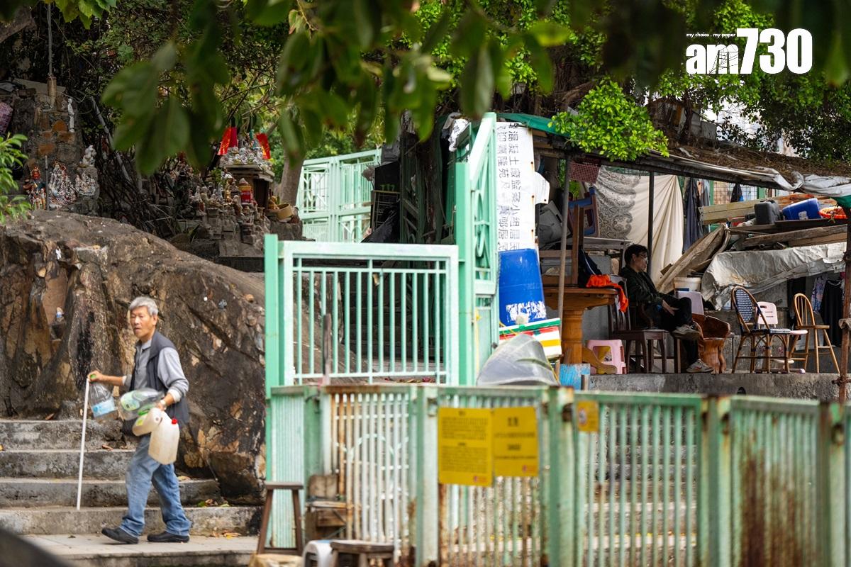 華富邨下的泳棚旁,有一個由居民自設的「神象山」,居民更自發建廟,但現時這些社區營造已成違規做法。(林靄怡攝)