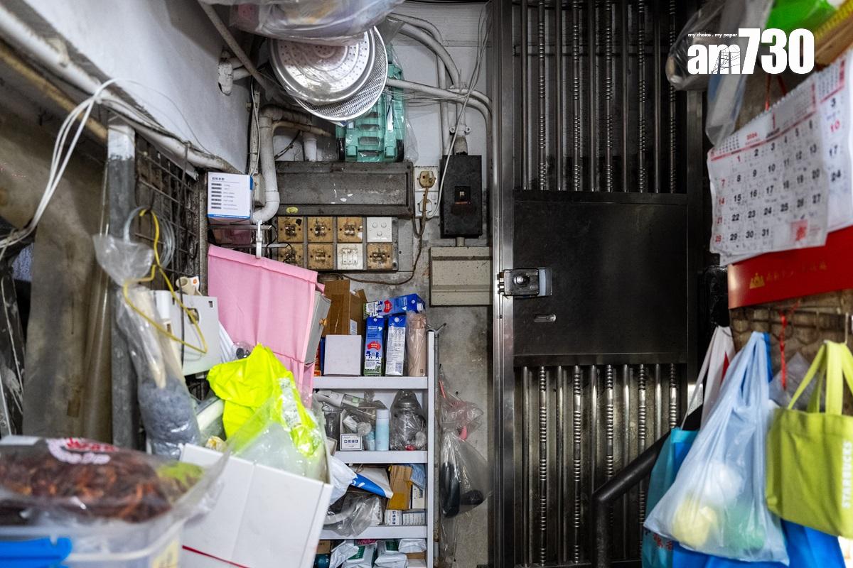 Dee哥經營的華富米行雜貨,店內仍保留舊有的裝潢。(林靄怡攝)