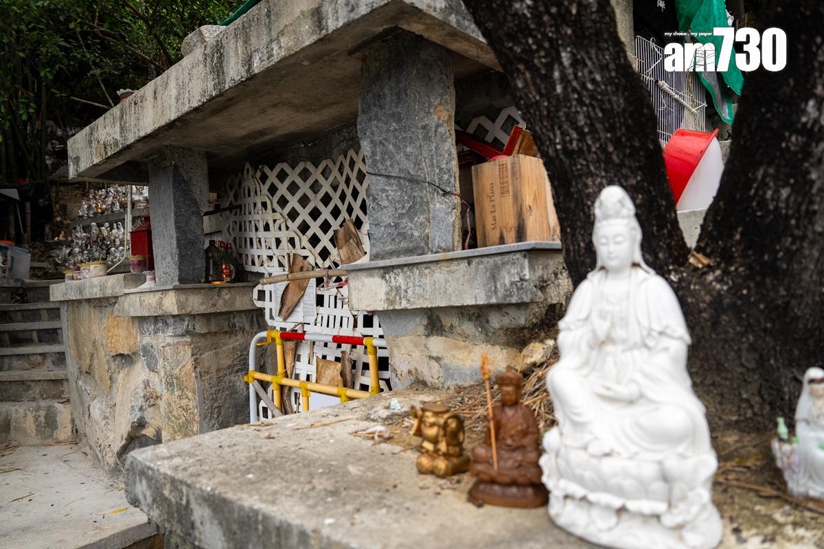 華富邨下的泳棚旁,有一個由居民自設的「神象山」,居民更自發建廟,但現時這些社區營造已成違規做法。(林靄怡攝)