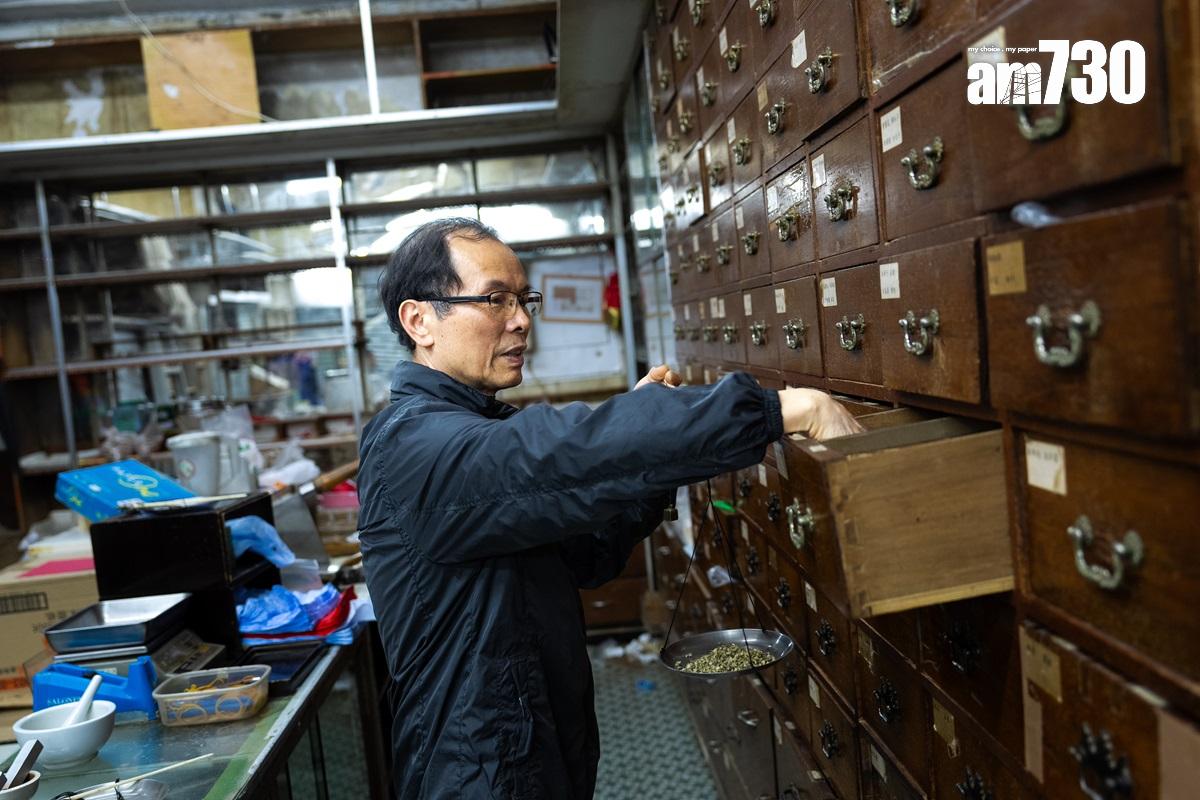 黃成家1994年起與父親一起執藥。(林靄怡攝)