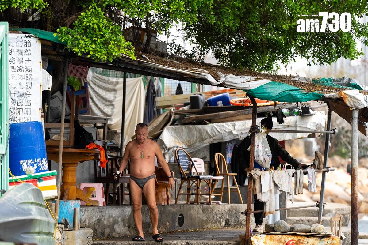 華富邨下的泳棚旁,有一個由居民自設的「神象山」,居民更自發建廟,但現時這些社區營造已成違規做法。(林靄怡攝)