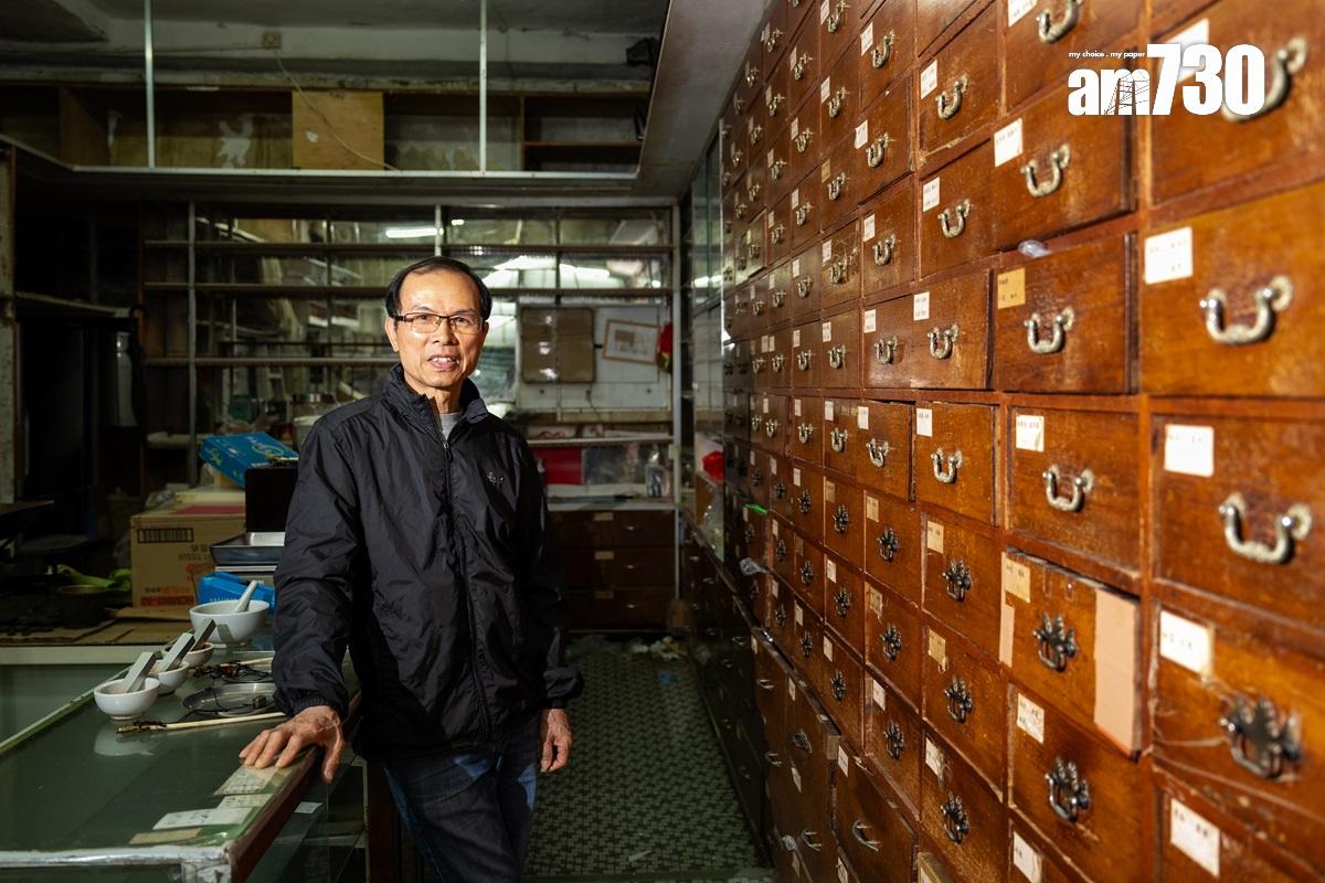 黃成家1994年起與父親一起執藥。(林靄怡攝)