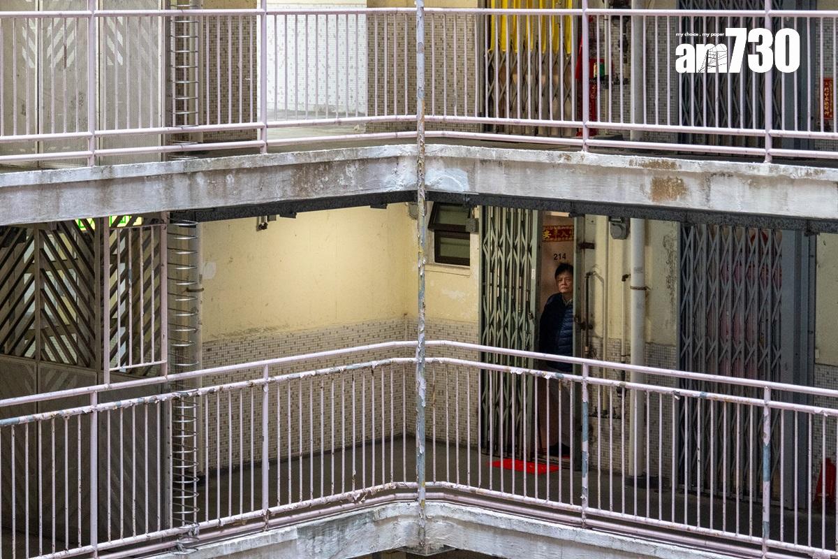 黃培烽表示,華富邨大廈採用雙塔式設計,街坊善用中庭位置令盂蘭勝會別具特色,「佢有少少似去到地獄底層,佢望唔到個天,好似同唔係喺現實世界嘅嘢相關到,因為佢個地方係同出面個世界斬開咗,佢個空間令到大家個感覺好強烈。」(資料圖片/林靄怡攝)