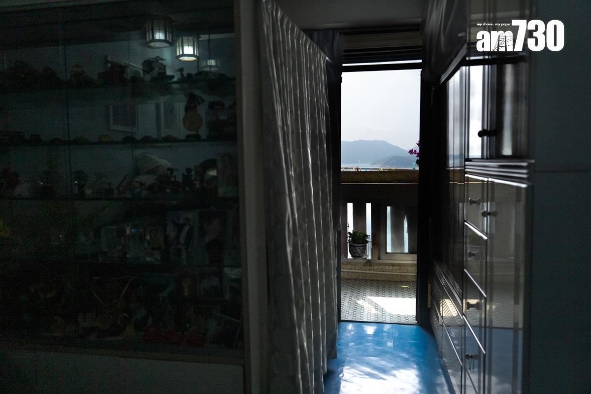 林婆婆自1968年起入住華富邨至今,其單位擁有開揚海景。(林靄怡攝)