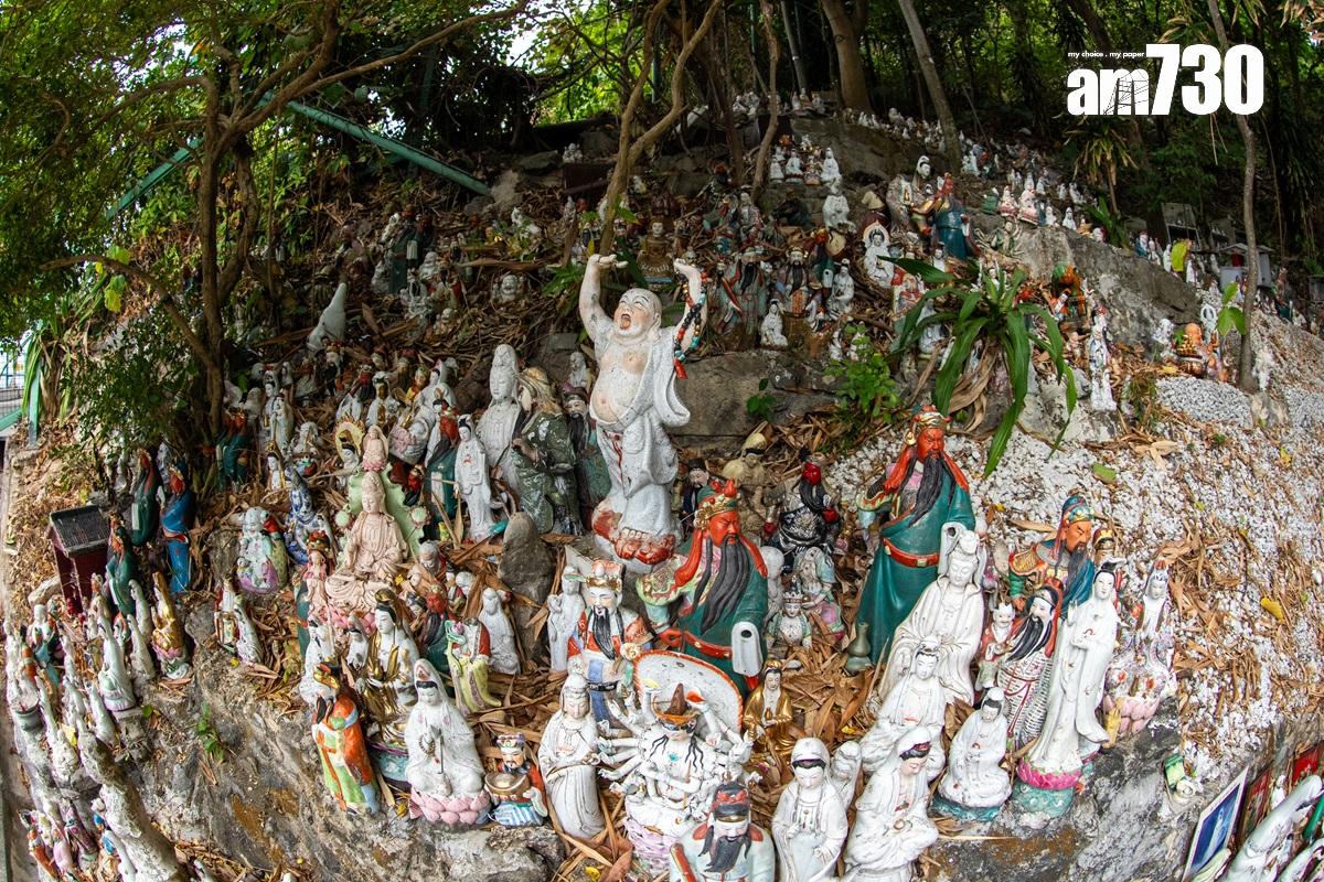 華富邨下的泳棚旁,有一個由居民自設的「神象山」,居民更自發建廟,但現時這些社區營造已成違規做法。(林靄怡攝)