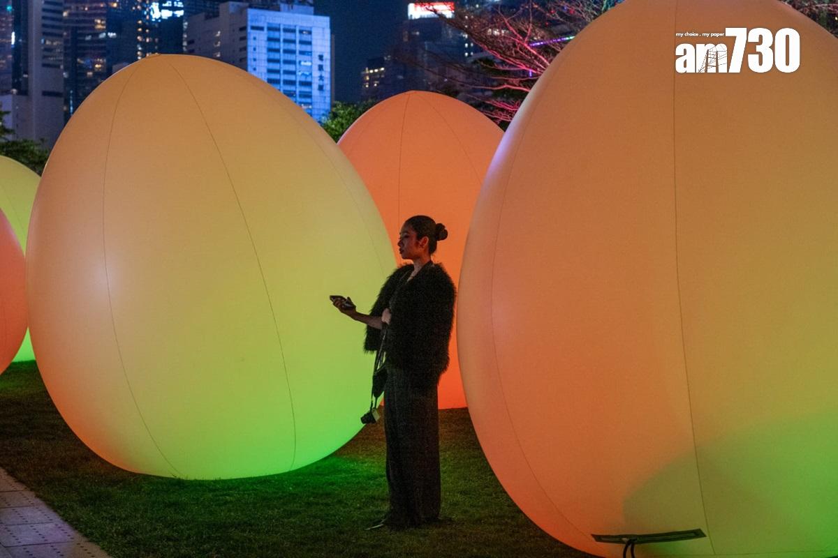 200隻ovoid(發光蛋)每晚6時半至11時會亮燈。(陳奕釗攝)