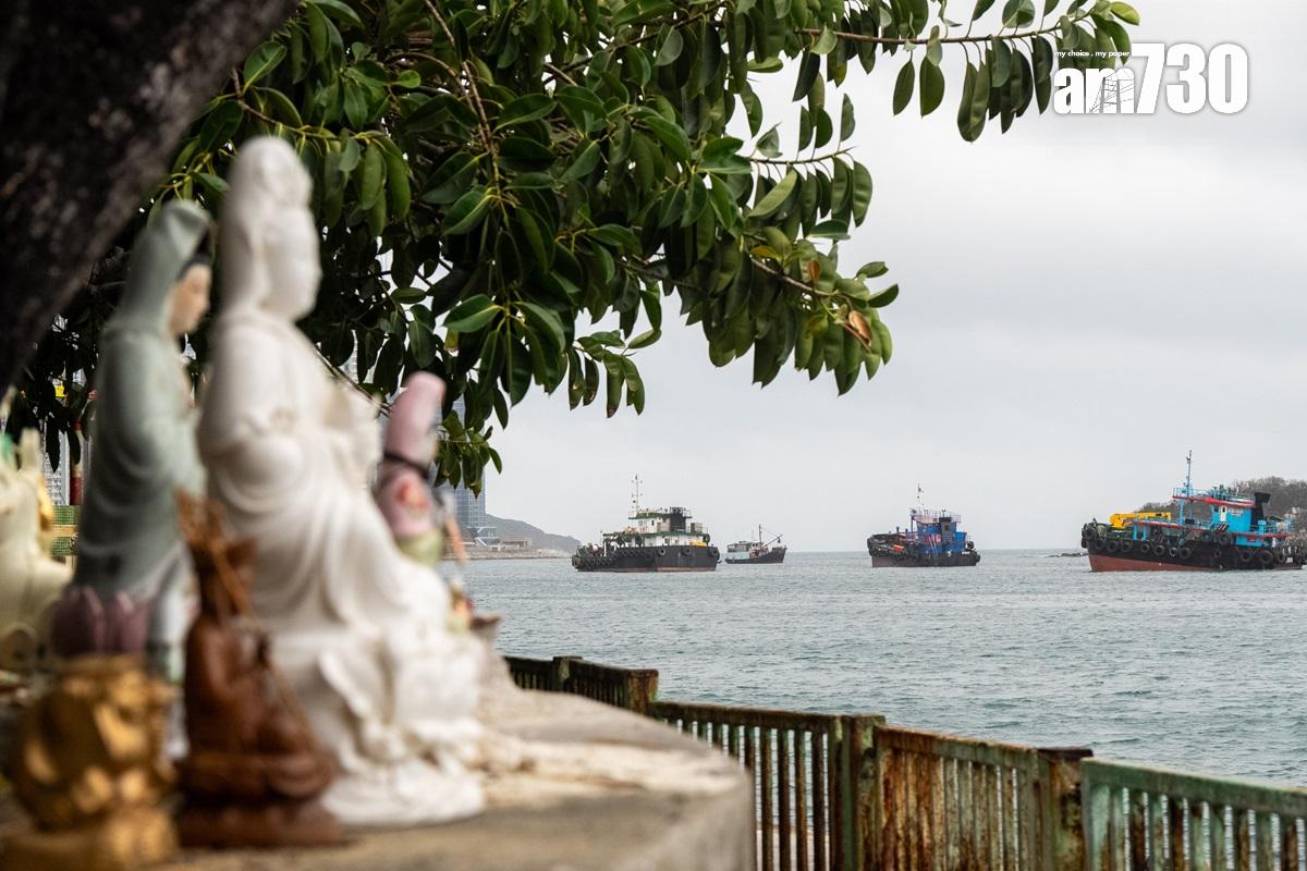 華富邨下的泳棚旁,有一個由居民自設的「神象山」,居民更自發建廟,但現時這些社區營造已成違規做法。(林靄怡攝)