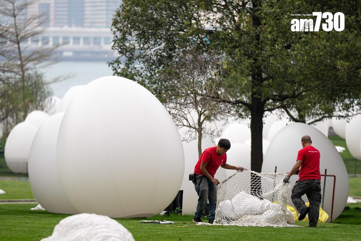 「teamLab:光漣」展覽會在添馬公園一帶,展出200多粒巨型蛋型發光裝置。(資料圖片/林靄怡攝)