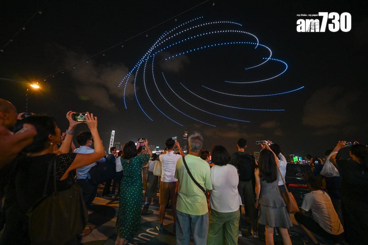 政府擬每個月在維港舉行煙火和無人機匯演。(資料圖片/陳奕釗攝)