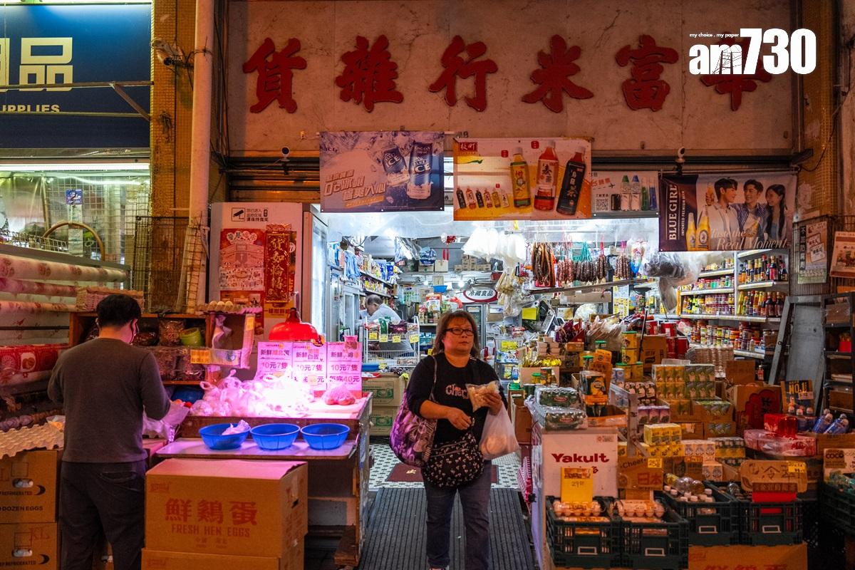 Dee哥經營的華富米行雜貨,店內外都保留舊有裝潢。(林靄怡攝)