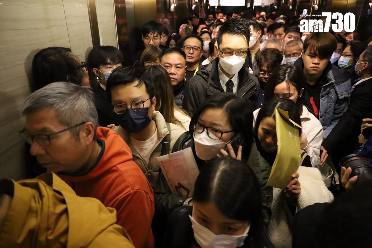 政府「撤辣」後市場買家反應熱烈。(鍾式明攝)