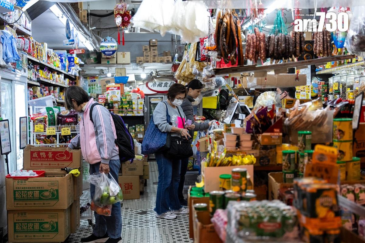 Dee哥經營的華富米行雜貨,店內外都保留舊有裝潢。(林靄怡攝)