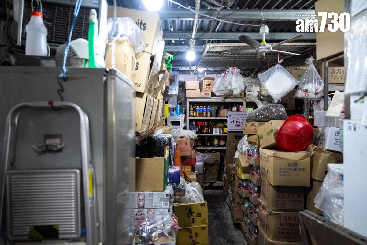 Dee哥經營的華富米行雜貨,店舖還有閣樓部分。(林靄怡攝)