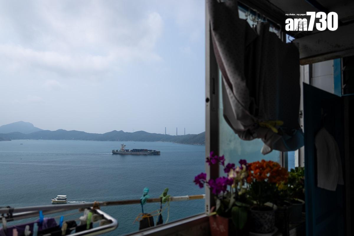 林婆婆自1968年起入住華富邨至今,其單位擁有開揚海景。(林靄怡攝)