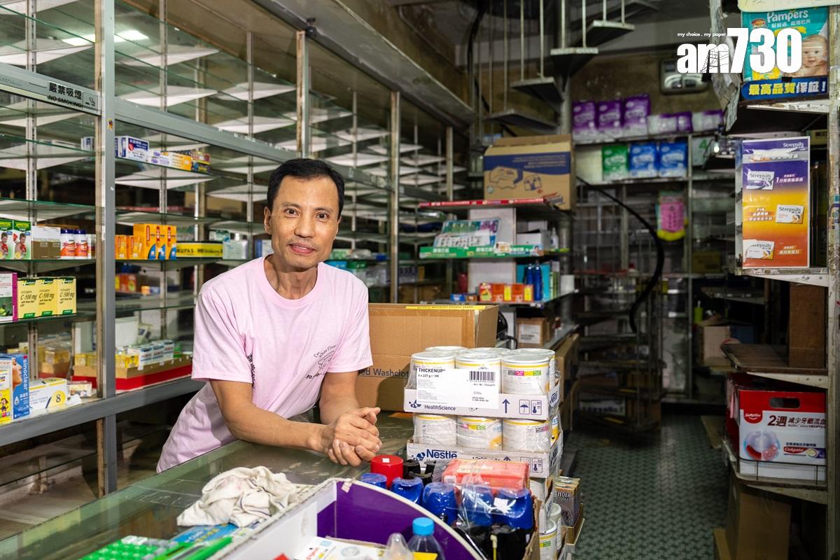 黃成堅並無繼承父親的「醫」缽,但進修了西藥配藥和急救課程。(林靄怡攝)