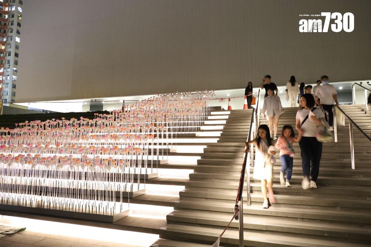 東九文化中心外的LED花海,部分白花獲添上橙色或粉紅色。(鍾式明攝)