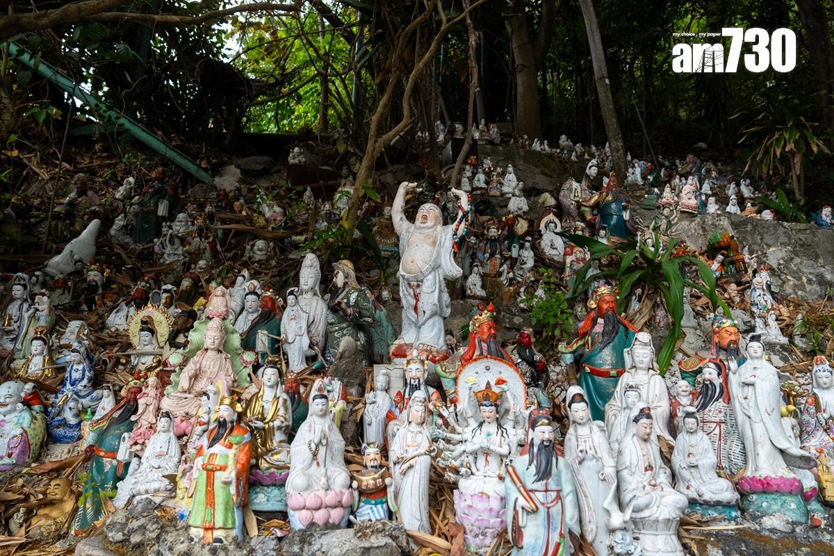 華富邨下的泳棚旁,有一個由居民自設的「神象山」,居民更自發建廟,但現時這些社區營造已成違規做法。(林靄怡攝)