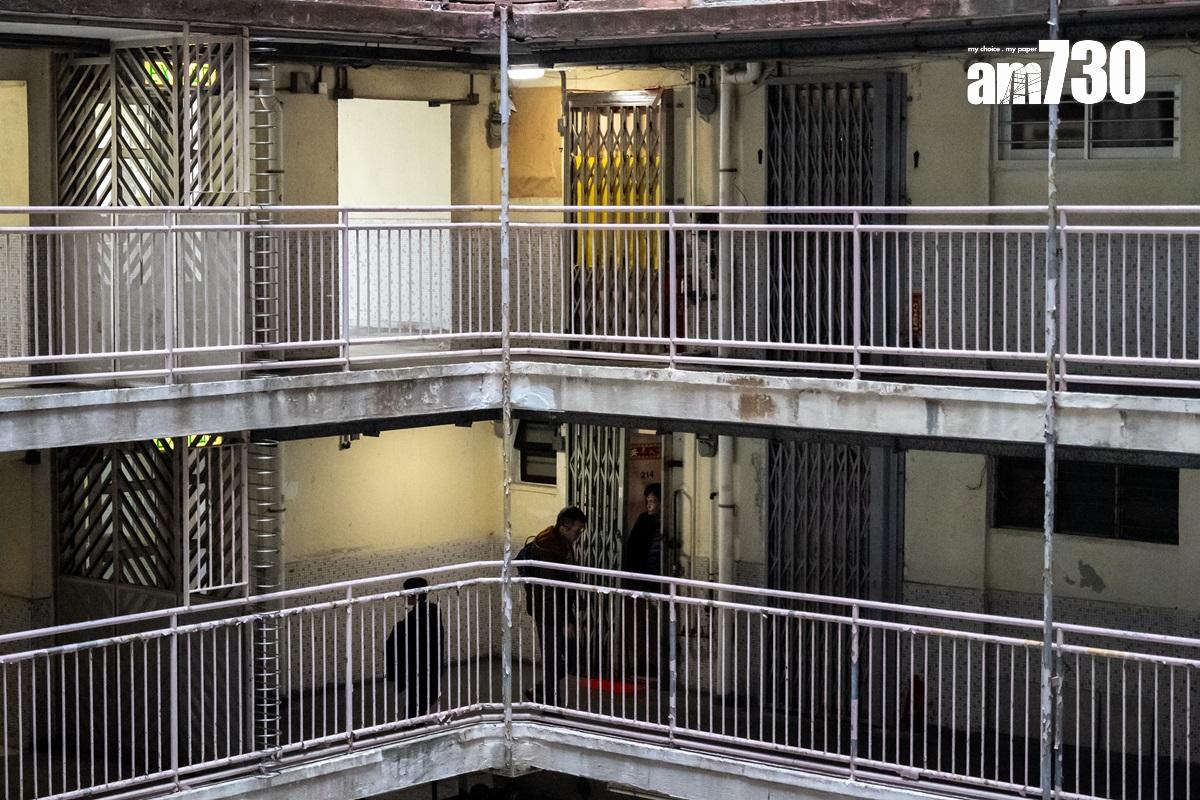 黃培烽指,華富邨是首個因地勢不均而出現的全港首個雙塔式設計,只有這裏的斜坡才展示到其設計原由和特點。(林靄怡攝)