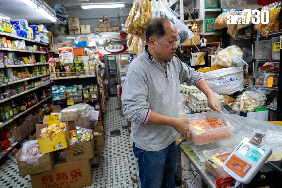 吳漢彬擔心,邨內商舖結業潮會在重建來臨前殺到。(林靄怡攝)