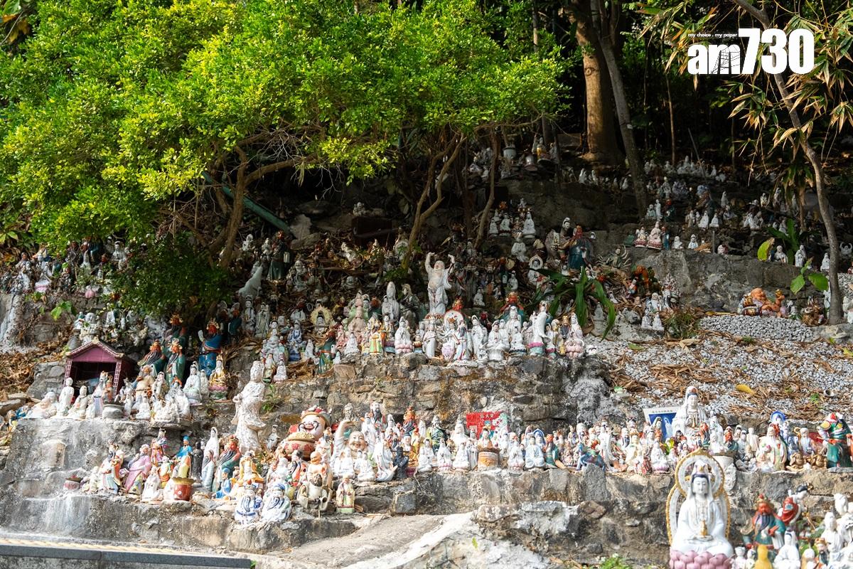 華富邨下的泳棚旁,有一個由居民自設的「神象山」,居民更自發建廟,但現時這些社區營造已成違規做法。(林靄怡攝)